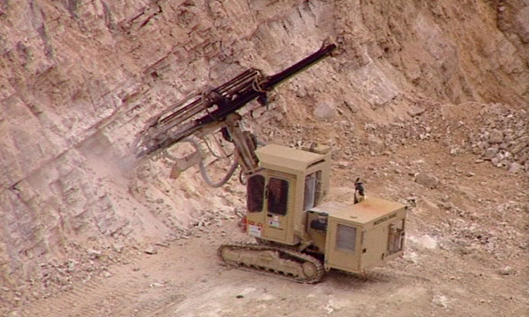 Exploitation des roches - Le travail en carrière - 3mn 11s